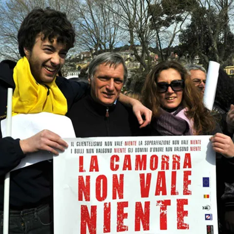 Peste 100.000 de italieni au mărşăluit la Napoli împotriva mafiei