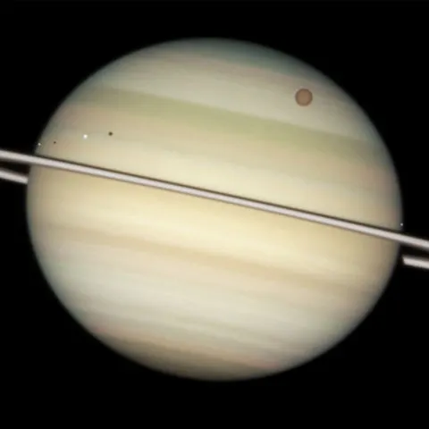 Hubble a fotografiat patru luni ale lui Saturn, în acelaşi timp - FOTO