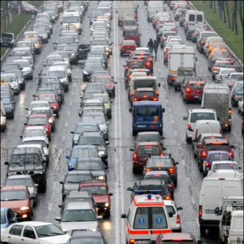 Trafic îngreunat pe autostrada A1 Bucureşti-Piteşti, din cauza unui incendiu