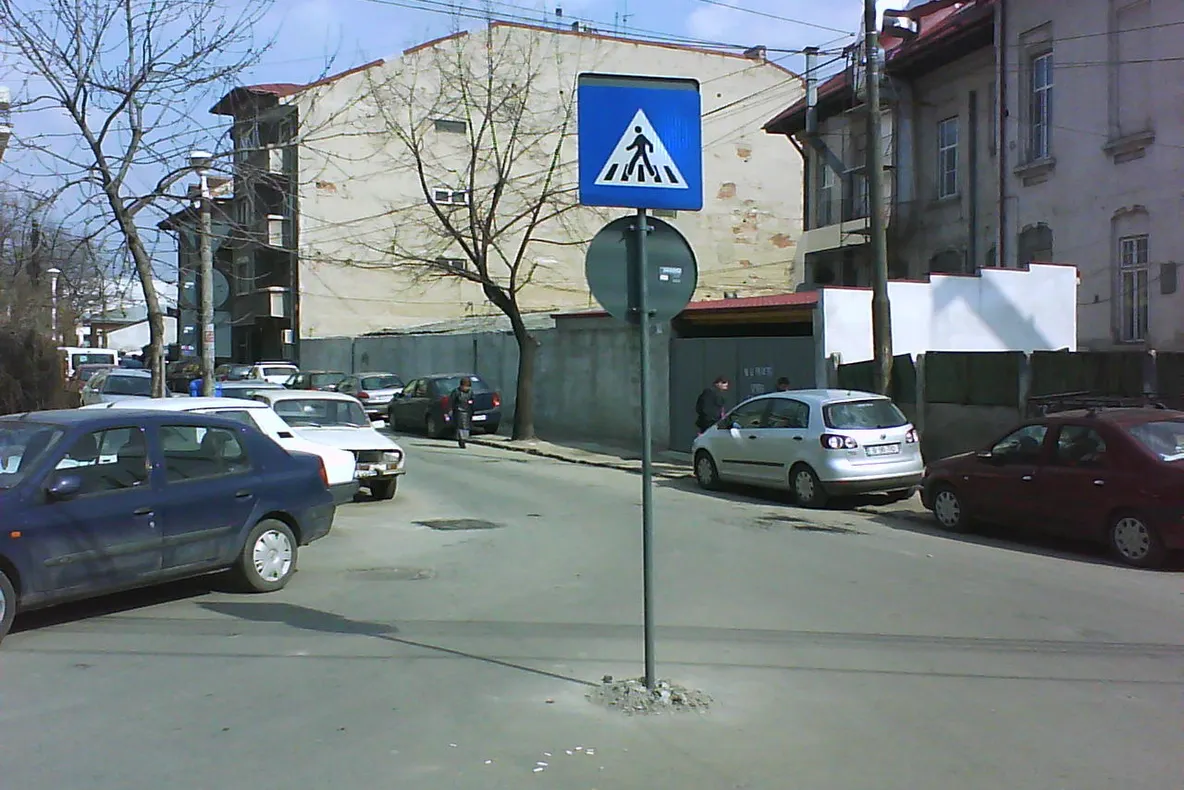 Stâlpul din mijlocul drumului