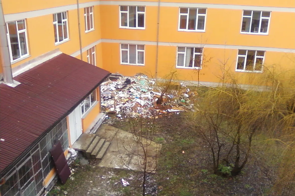 Mizerie în curtea interioară, Facultatea de Litere şi Ştiinţe din Baia Mare