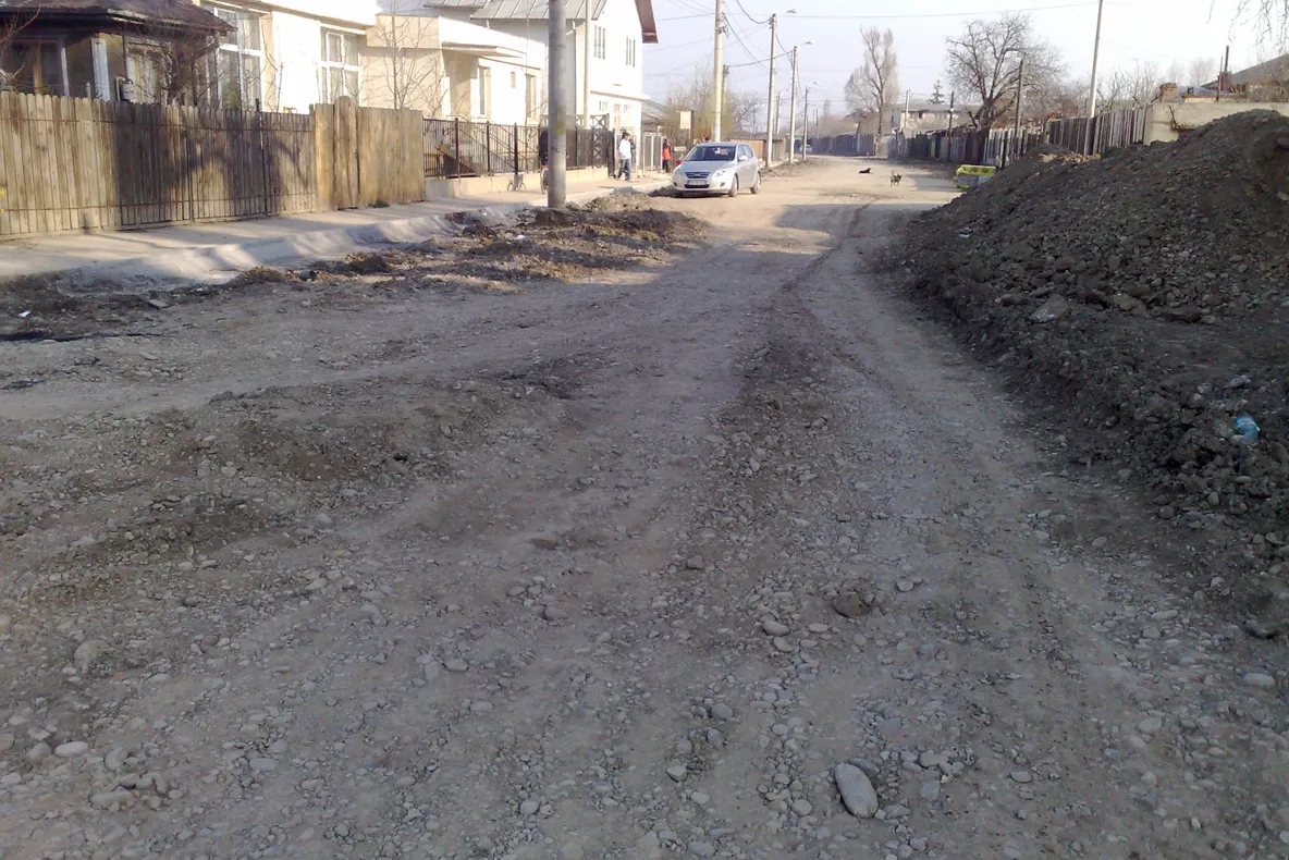 Strada Zefirului din Ploieşti, nu poţi circula decât cu o maşină mare