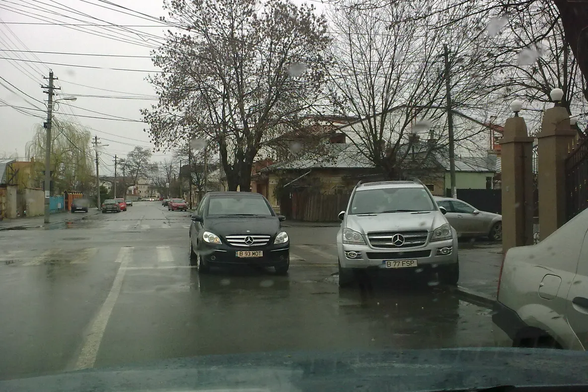 Parcat în intersecţie, pe trecerea de pietoni