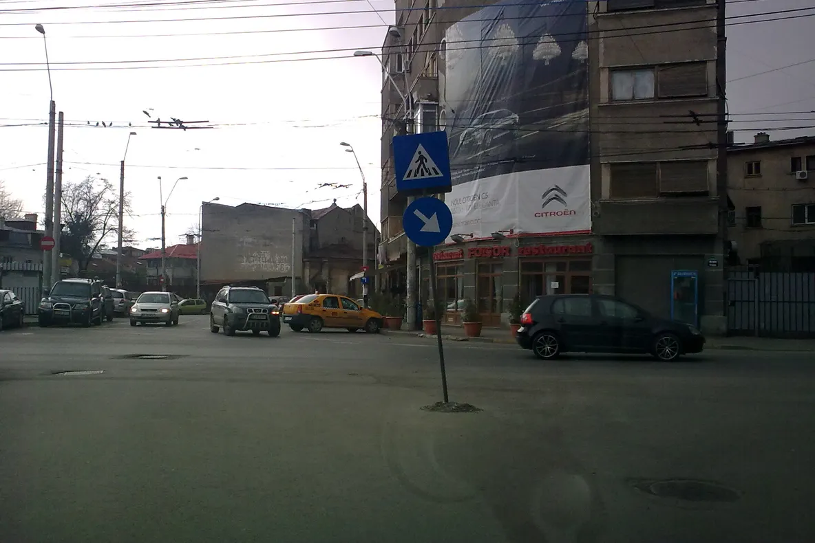 Indicatorul din mijlocul carosabilului
