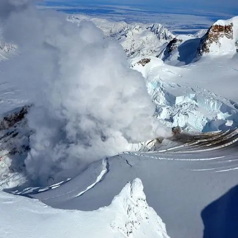 Vulcanul Redoubt din Alaska a erupt pe 23 martie de şase ori
