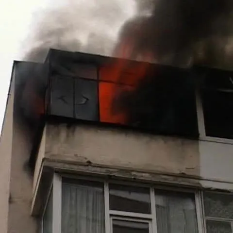 Un apartament de la ultimul etaj al unui bloc din Piteşti a ars complet  