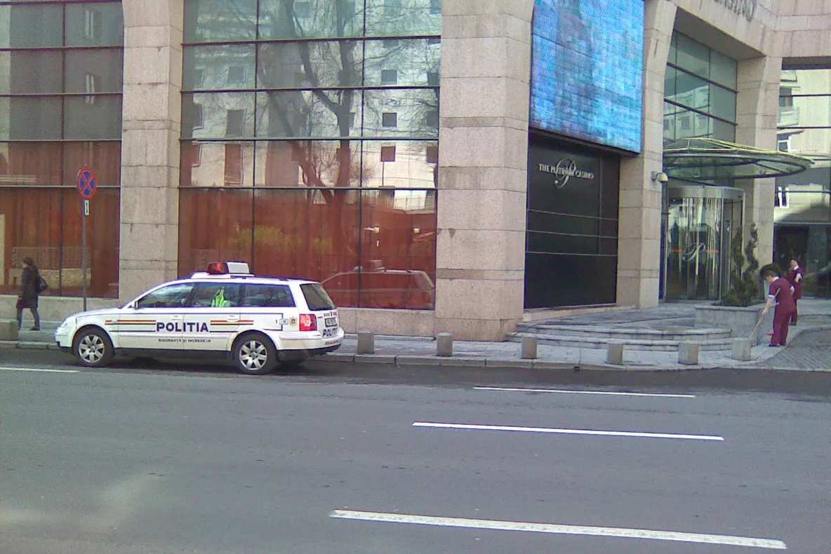 Maşina poliţiei în staţionare pe Calea Victoriei din Capitală