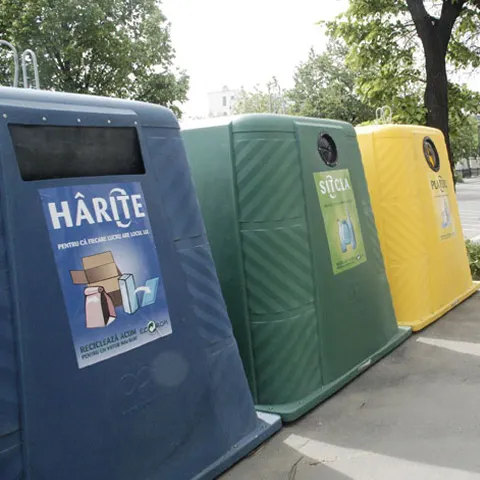 Teatrele, muzeele şi circul din Bucureşti, obligate să colecteze becuri uzate, hârtie şi pet-uri