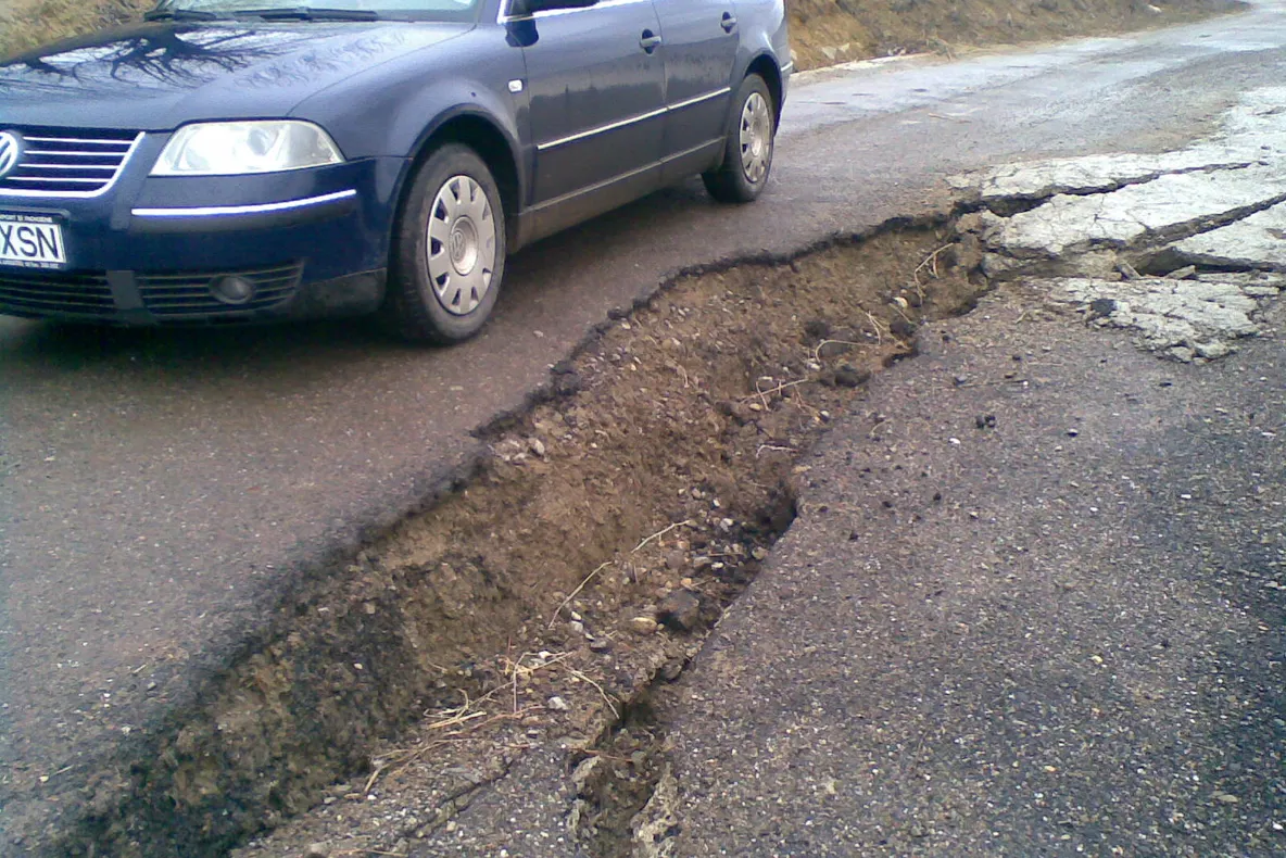 Drumul dintre Bârlad şilocalitatea Măscurei, adevărate cratere
