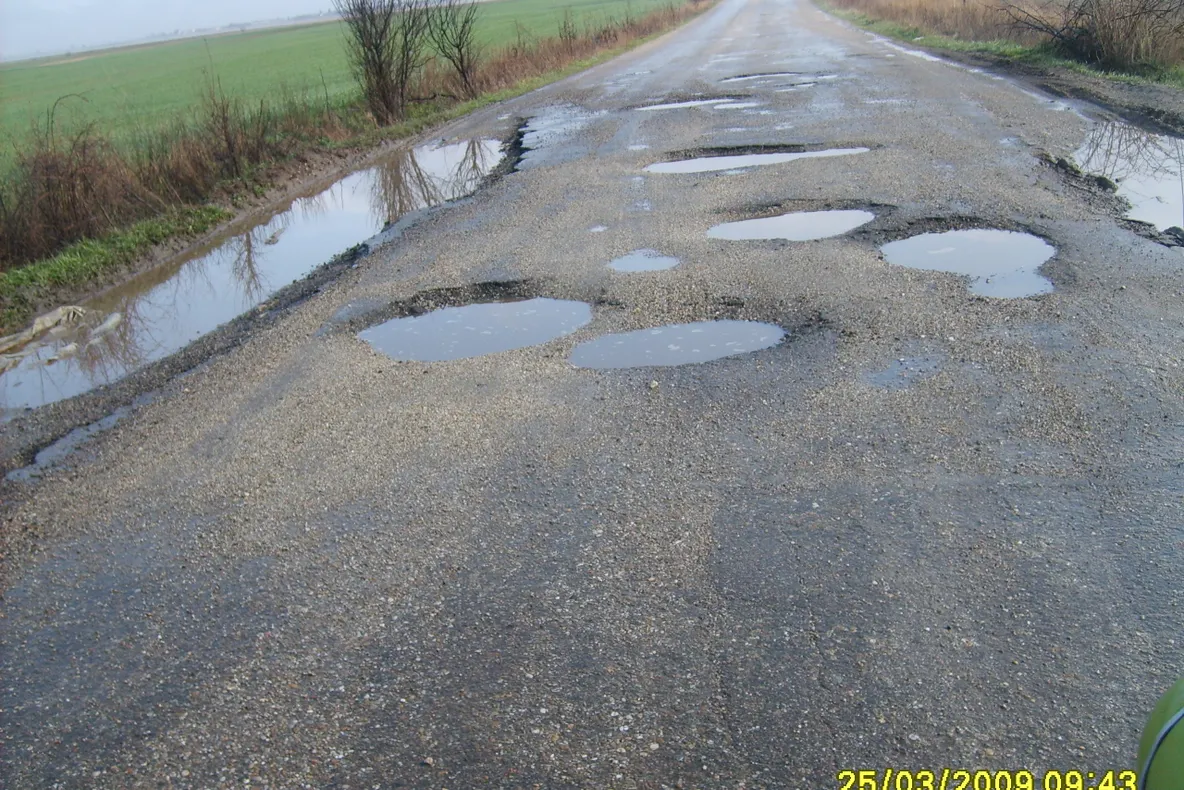 Gropi în şosea, comuna Dobra, aproape de Bucureşti