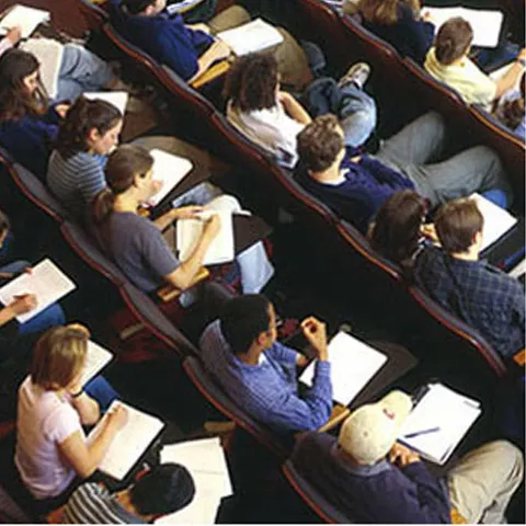 Burse studenţeşti mai mari cu 15%, după 1 aprilie, potrivit Ministerului Educaţiei