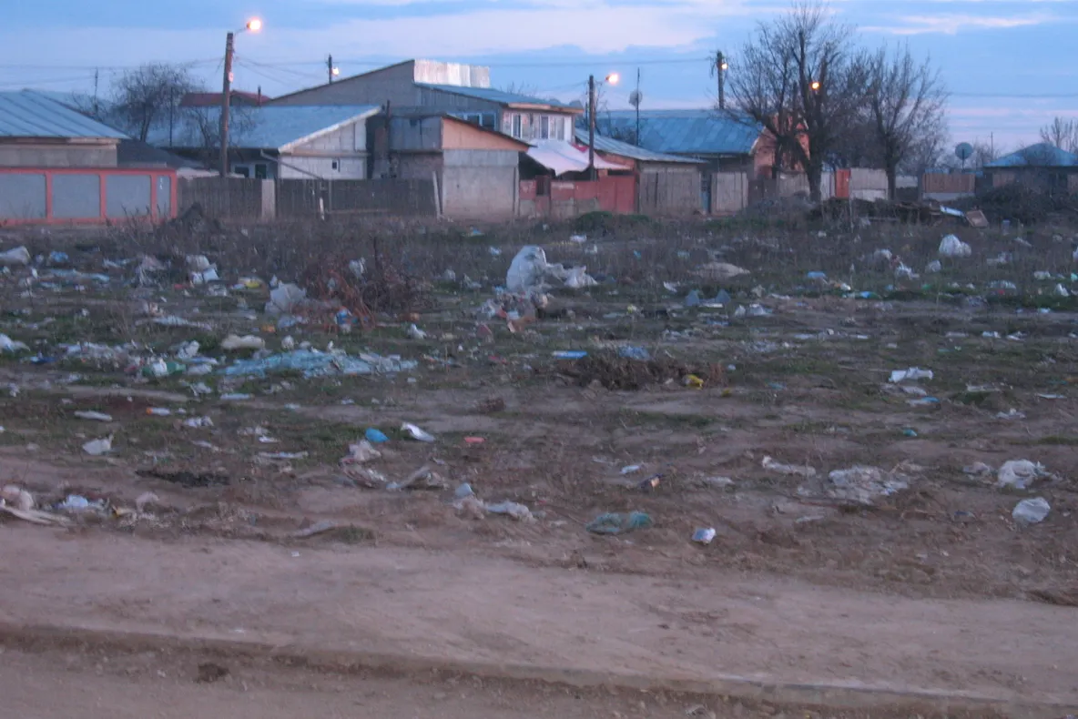 Gunoaie aruncate pe strada Humuleşti din sectorul 5