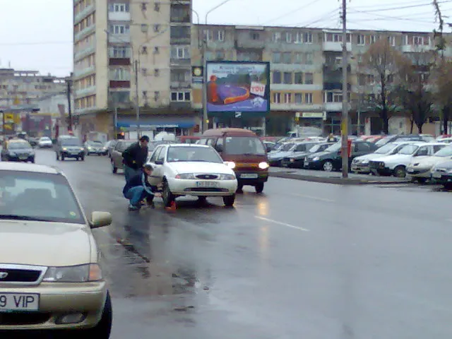 Maşina din mijlocul drumului