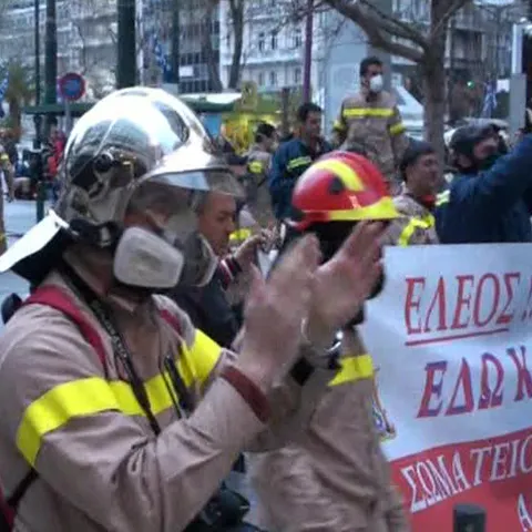 Pompierii au protestat joi la Atena pentru asigurarea locului de muncă 
