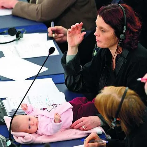 A venit cu bebeluşul la şedinţa Parlamentului European
