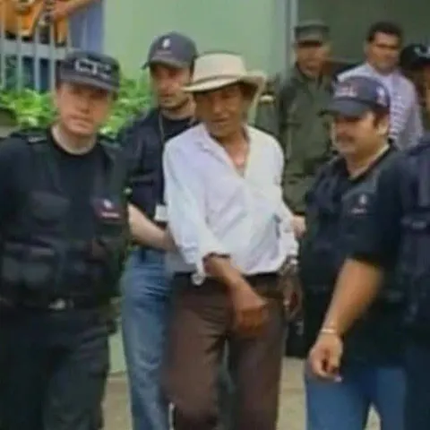 Un columbian şi-a violat fiica timp de 30 de ani şi are cu ea opt copii 