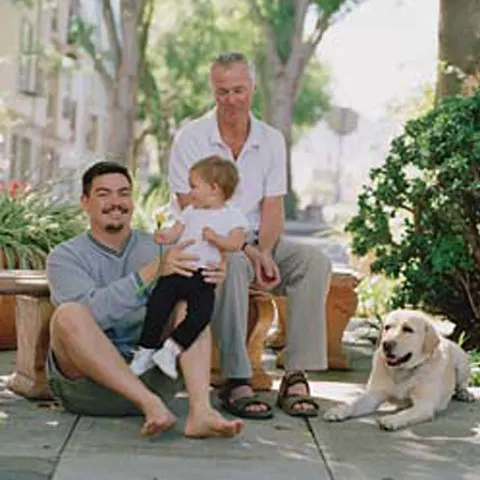 Cuplurilor de homosexuali şi lesbiene le sunt interzise adopţiile, a stabilit Comisia de Cod Civil
