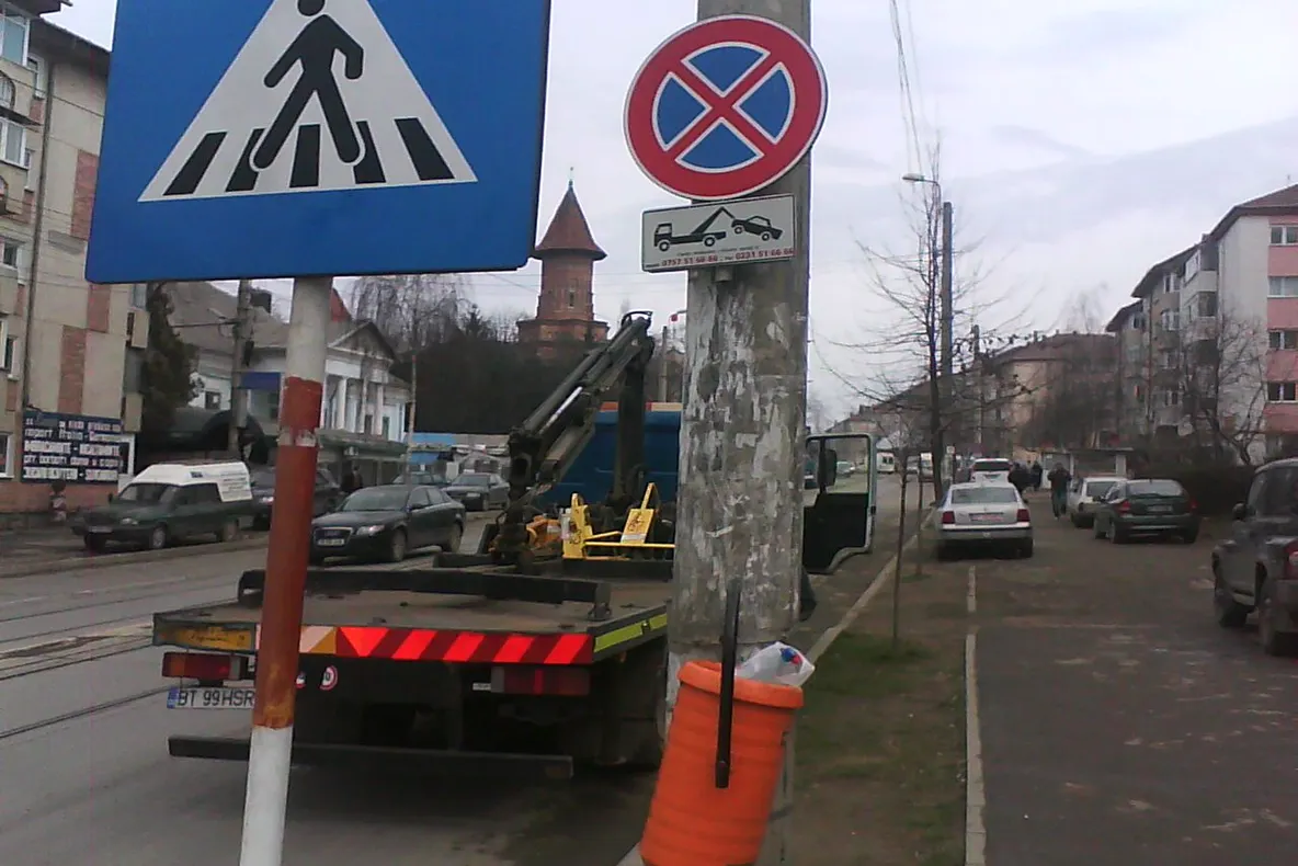 Maşina responsabilă cu ridicarea autovehiculelor, este parcată neregulamentar