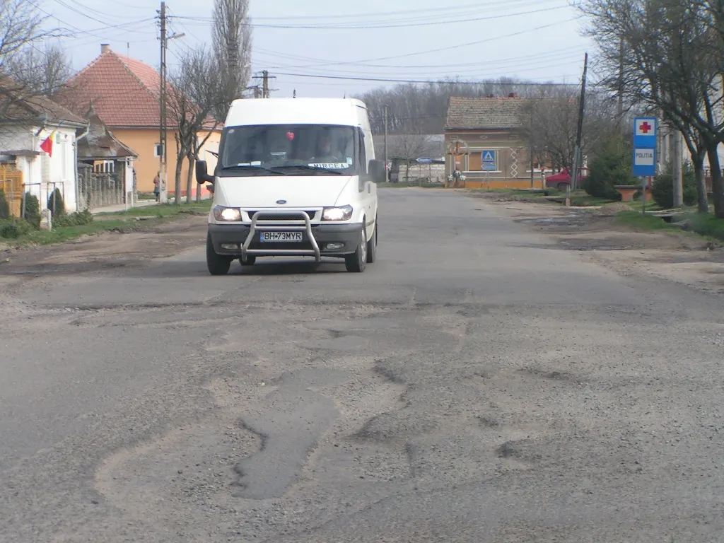 Drumul european 576, şosea intens circulată dar plină de gropi