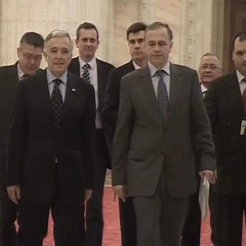 Premierul Emil Boc şi o parte dintre miniştrii Cabinetului sunt aşteptaţi la începutul săptămânii viitoare la Parlament