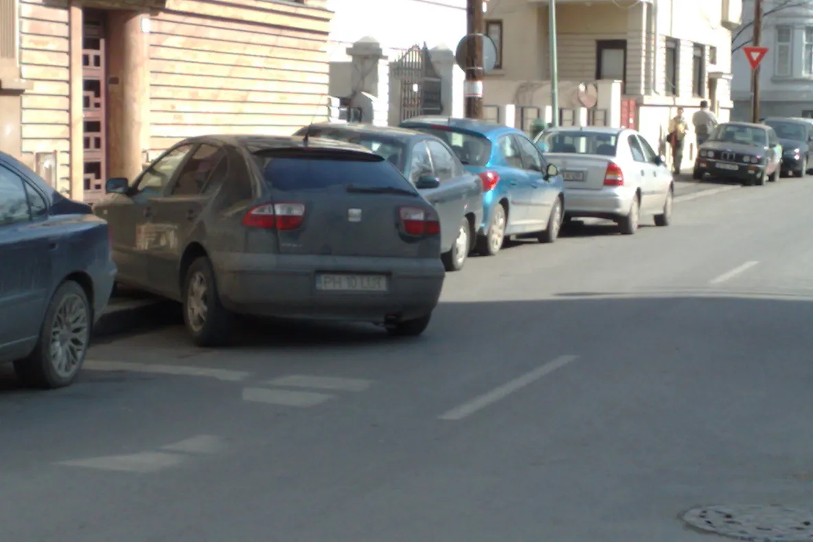 Parcarea unei maşini a ocupat o bandă de mers, pe strada Polonă