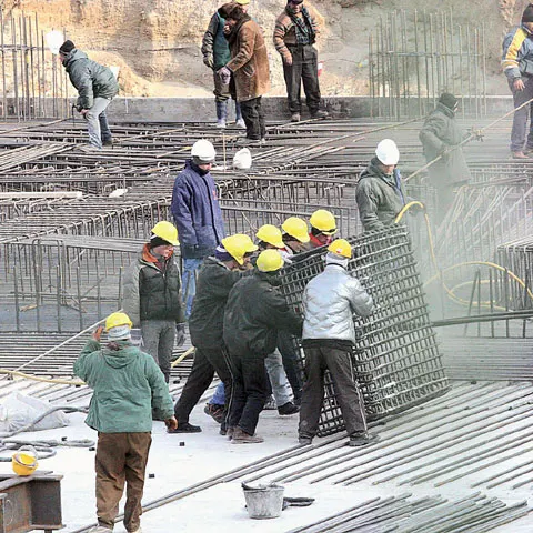 Constructorii români au primit de la Executiv doar 65% din datoriile aferente anului 2008