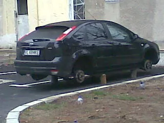 Maşină lăsată pe butuci, în Rm. Vâlcea