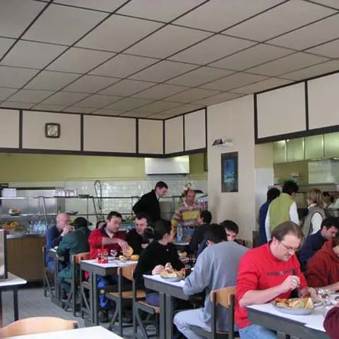 Au renunţat la restaurante şi au ajuns să mănânce la cantina săracilor