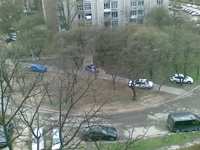 Maşini parcate pe spaţiul verde