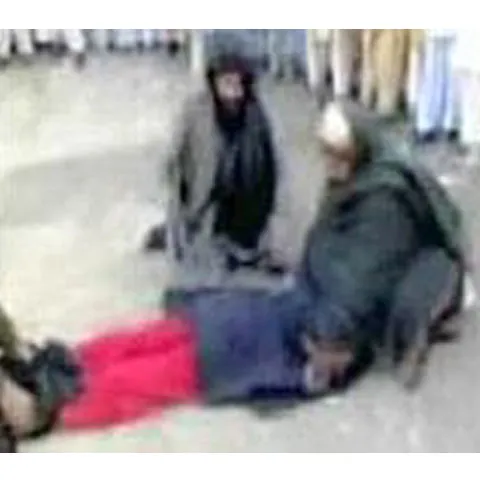 Pakistan: O fată a fost bătută în public pentru că a ieşit cu un băiat - VEZI VIDEO