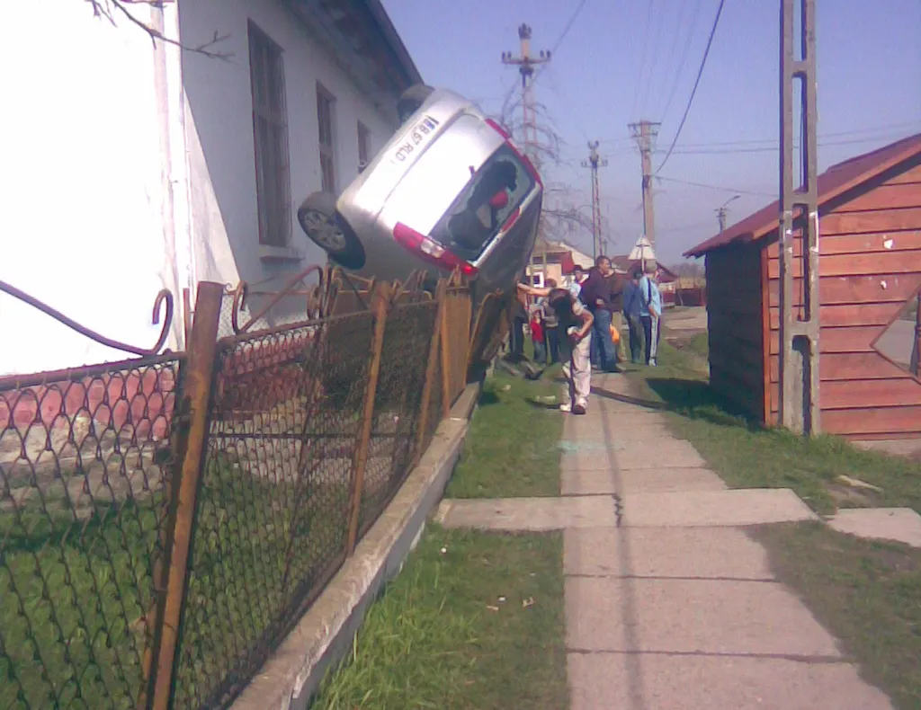 Accident în Satu Mare, o mașină a ajuns în curtea unui om