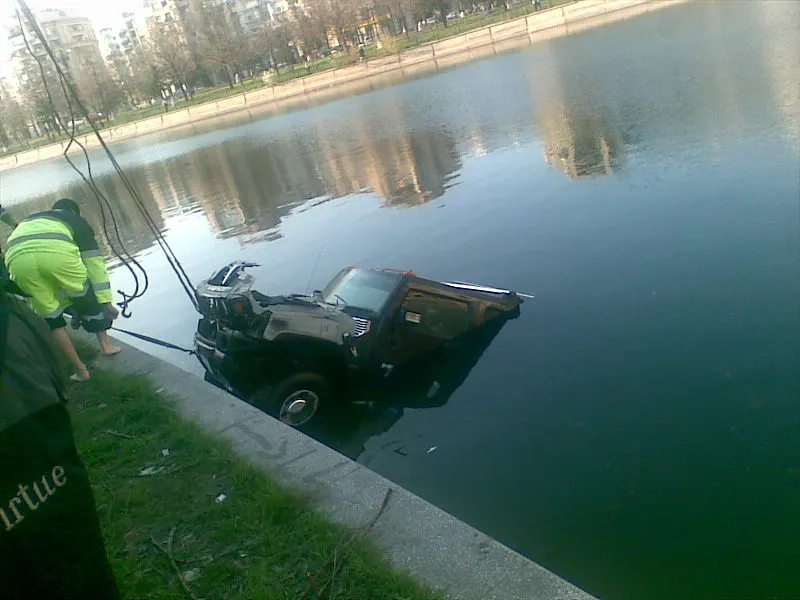 Un Hummer a plonjat în Dâmboviţa