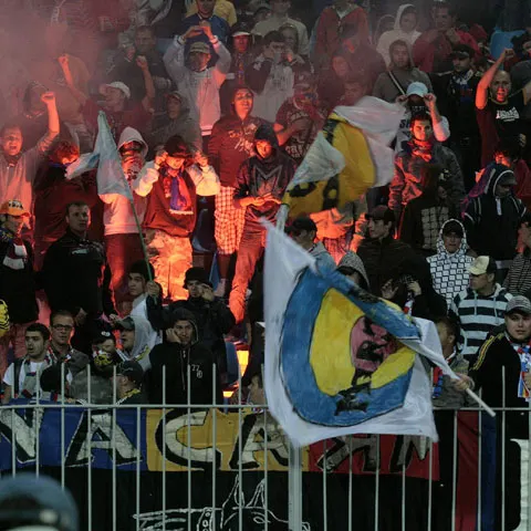 Fanii Stelei nu renunţă la războiul cu Becali