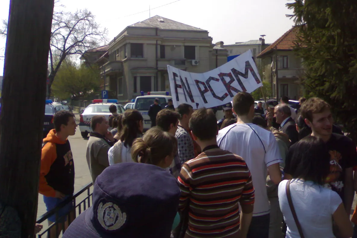 Cetăţenii moldoveni votează astăzi