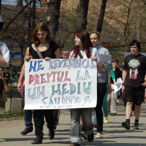 Circa 100 de persoane au protestat la Cluj-Napoca şi Târgu Mureş faţă de reducerea spaţiilor verzi