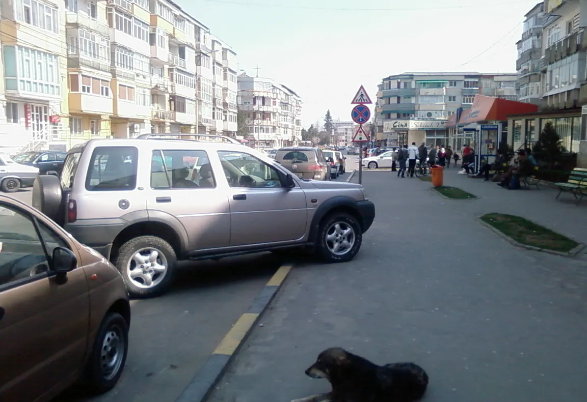 Parcarea pe trotuar în oraşul Tecuci
