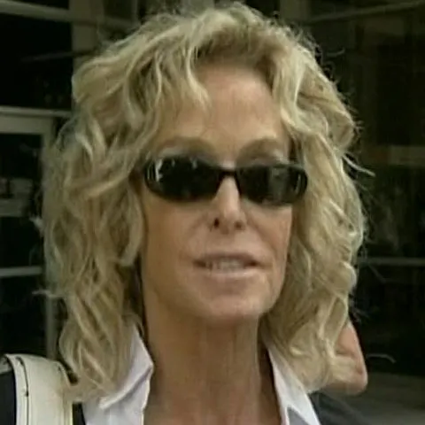 Purtătorul de cuvânt al actriţei Farrah Fawcett spune că aceasta nu e pe moarte