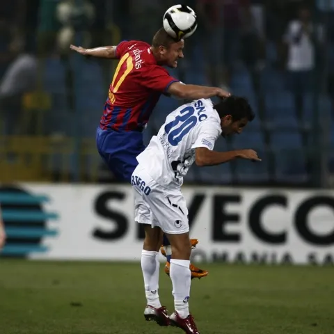 Steaua, pusă la colţ de Pandurii Târgu Jiu