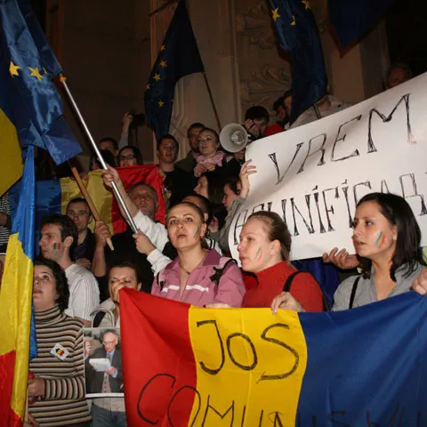 Miting de solidaritate: În jur de 50 de persoane au protestat în faţa Ambasadei Republicii Moldova