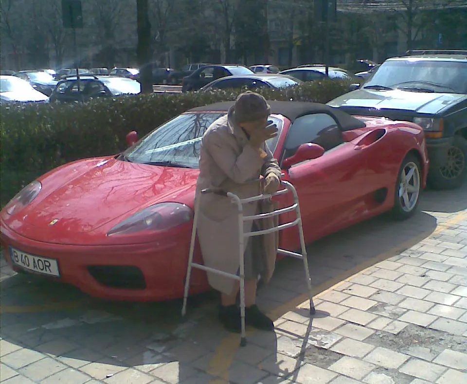 Bătrânica de lângă Ferarri