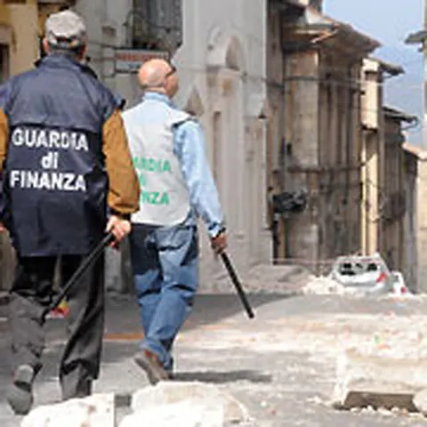 Cinci români au fost arestaţi în Italia, în timp ce jefuiau o casă părăsită în urma cutremurului