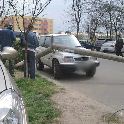 Un stâlp de înaltă tensiune s-a prăbuşit vineri peste o maşină, în Bacău