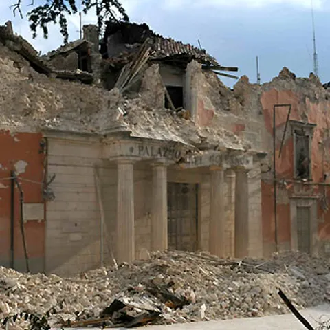 Mai multe clădiri care s-au prăbuşit în Italia în urma cutremurului încălcau normele de construcţie