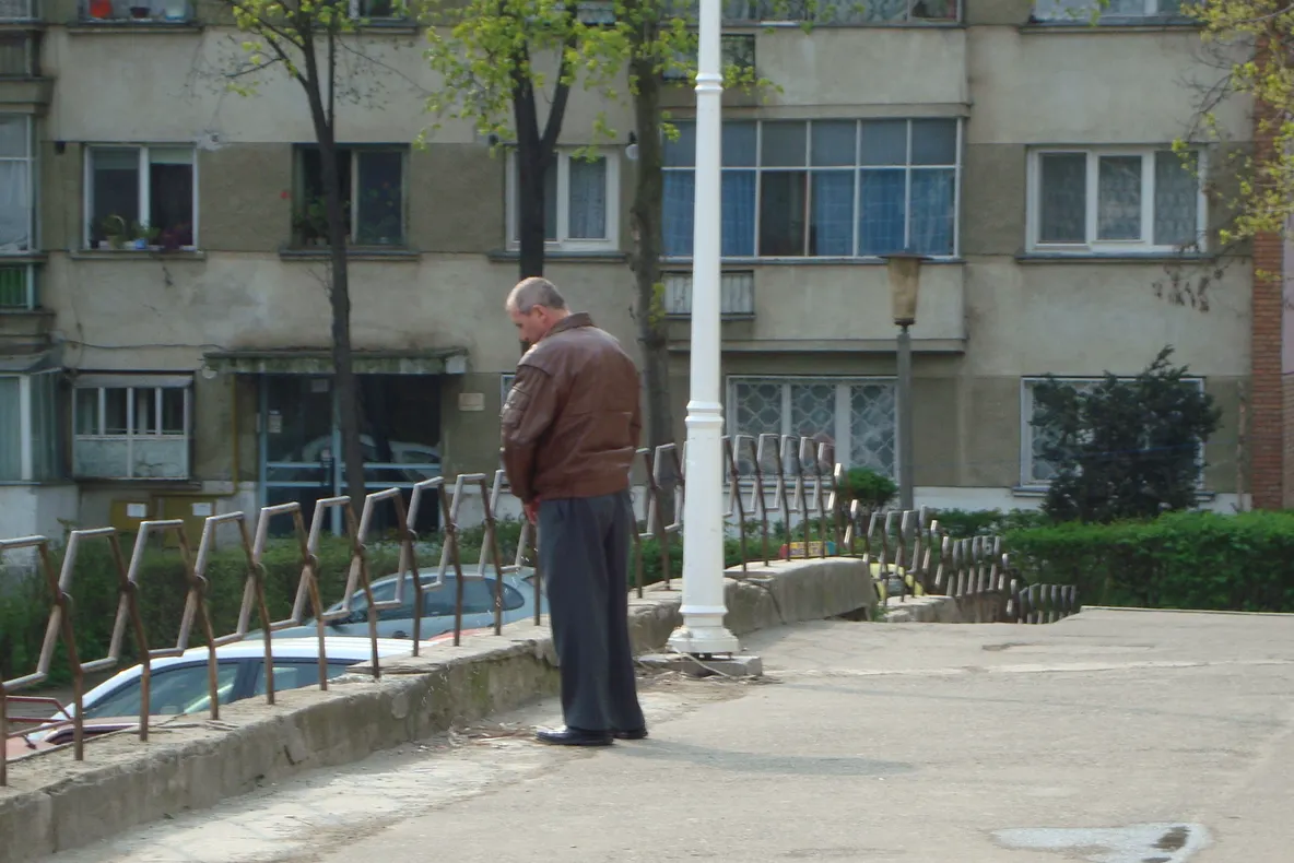 Bărbat care micţionează în plină stradă
