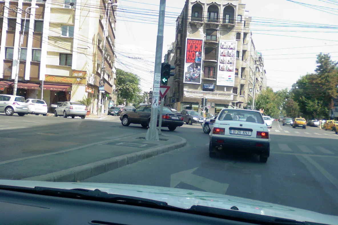 Semafor ascuns după un stâlp