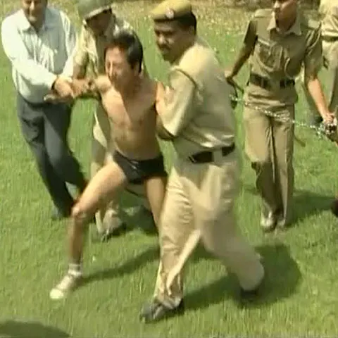 Zeci de tineri tibetani au fost reţinuţi de poliţia indiană