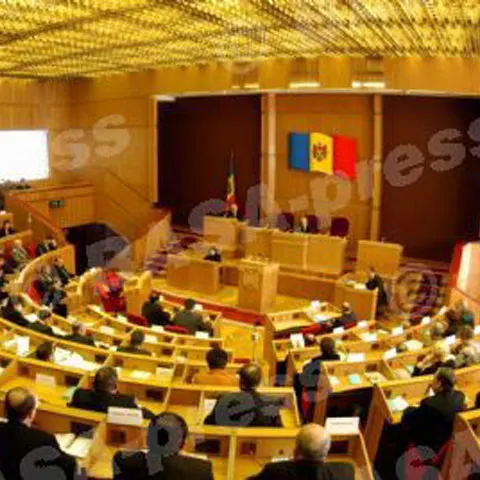O cincime dintre noii parlamentari din Republica Moldova au cetăţenie română