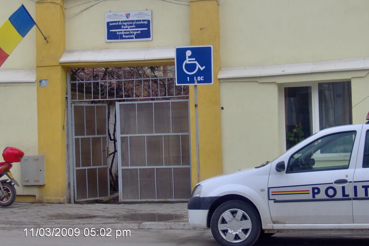 Parcat pe locurile pentru persoanele cu dizabilităţi