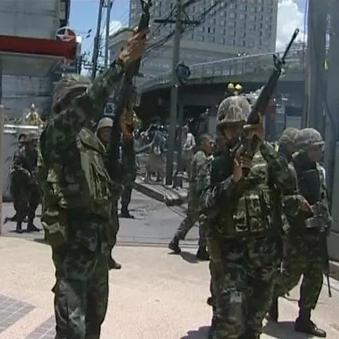 Doi localnici din Bangkok au fost ucişi în urma confruntărilor dintre trupele thailandeze şi protestatari