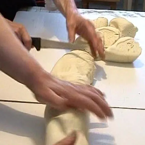 Oamenii din Straja se pregătesc pentru Paşte şi-şi curăţă casele 